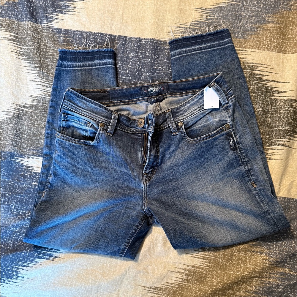 Silver Jeans Avery Dark Skinny crop Jeans with Faded Detail. 29W 24L